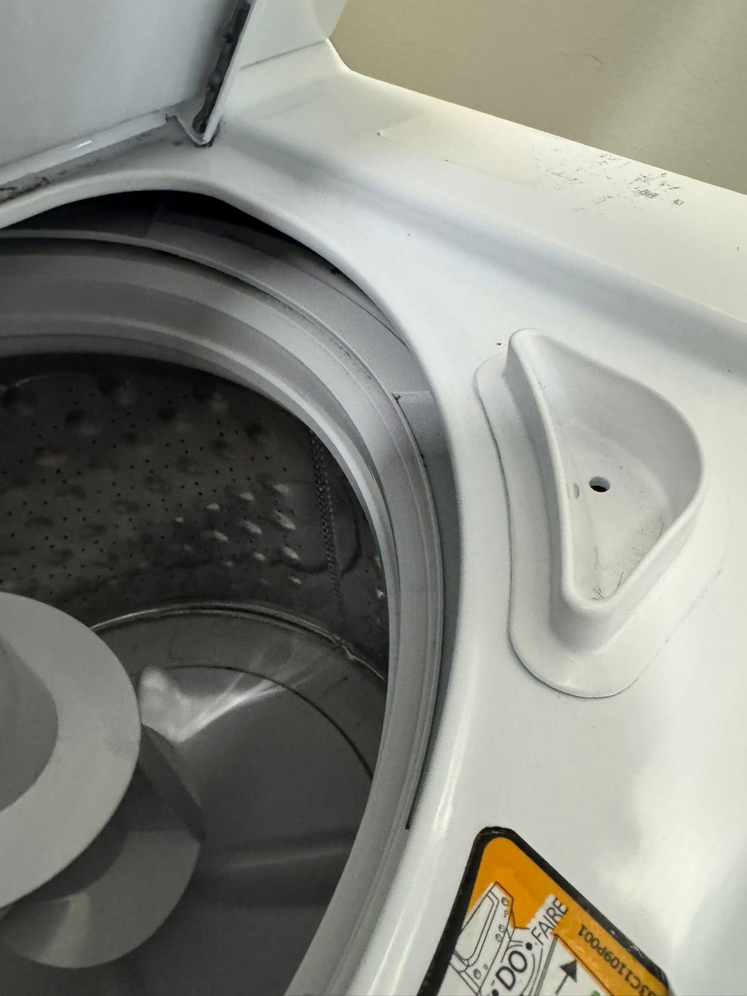 The same washing machine rim after cleaning